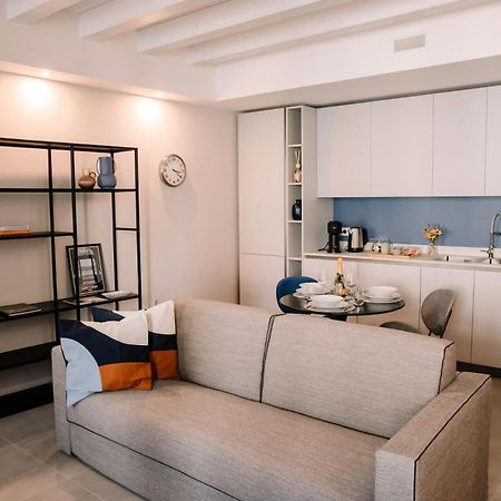 Elegant Beige Apartment - 5 Minutes From The Lake Como Bagian luar foto