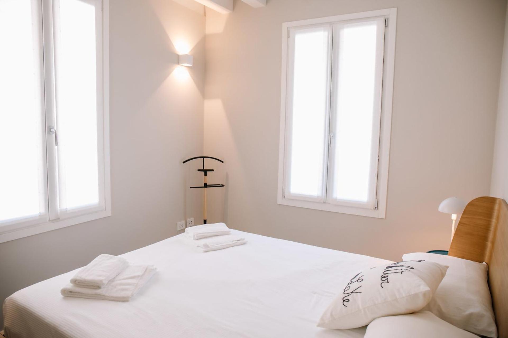 Elegant Beige Apartment - 5 Minutes From The Lake Como Bagian luar foto
