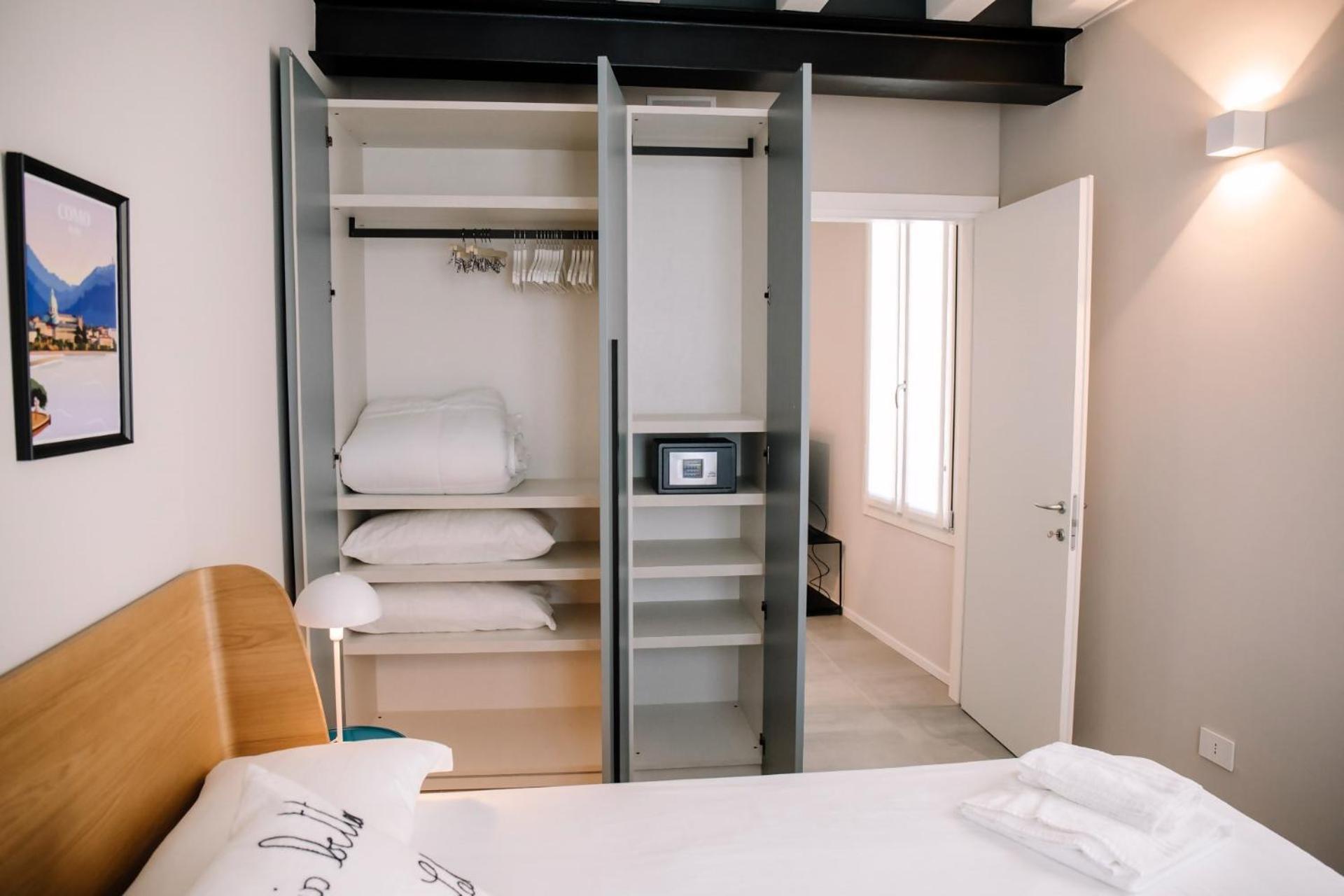 Elegant Beige Apartment - 5 Minutes From The Lake Como Bagian luar foto