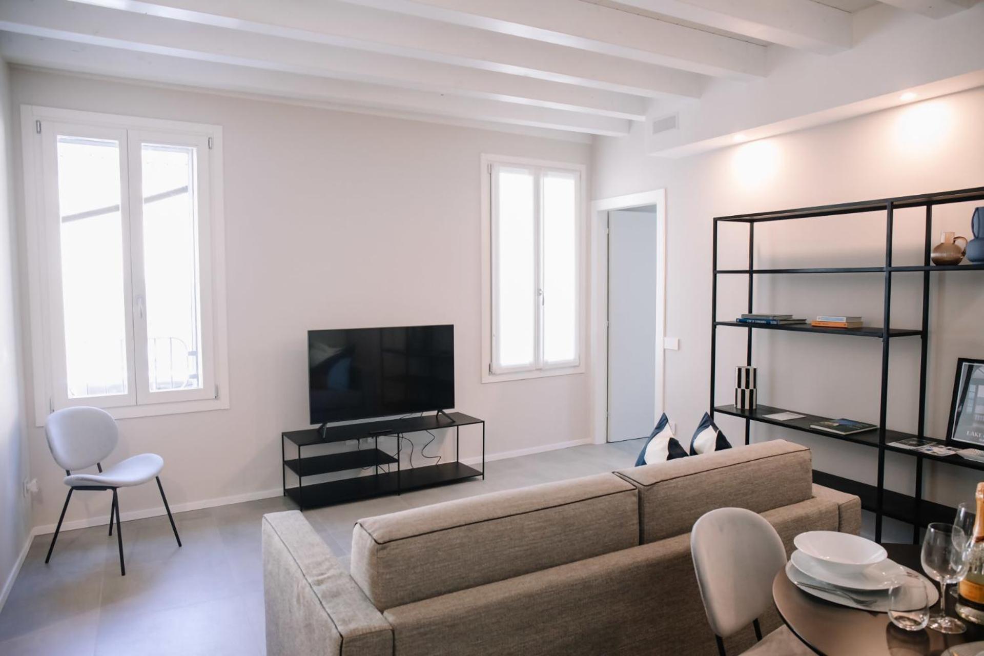 Elegant Beige Apartment - 5 Minutes From The Lake Como Bagian luar foto
