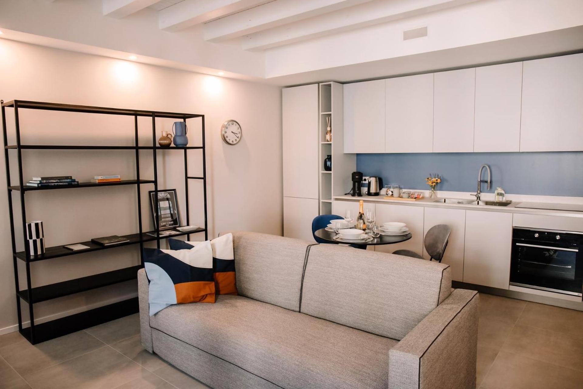 Elegant Beige Apartment - 5 Minutes From The Lake Como Bagian luar foto