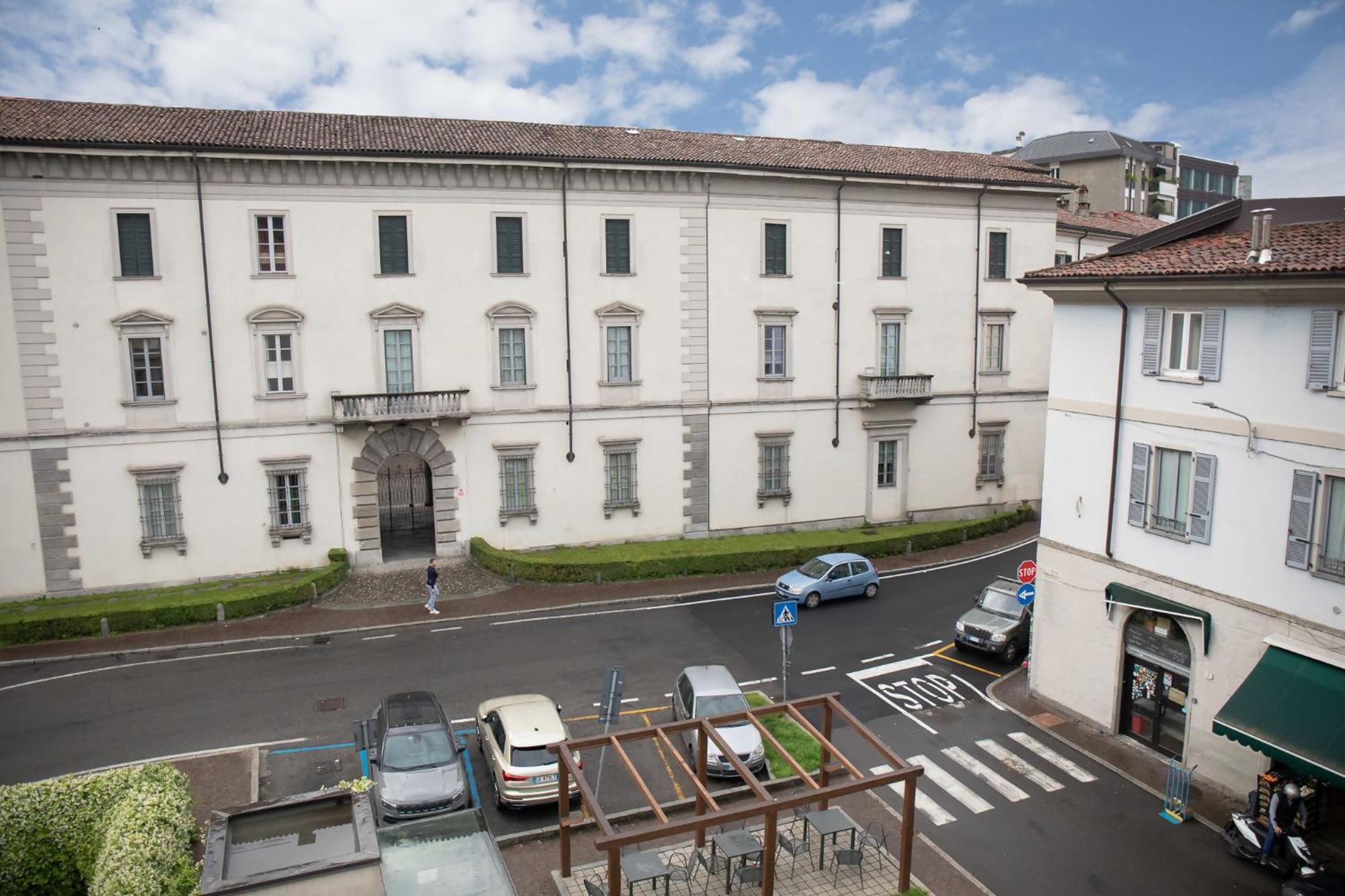Elegant Beige Apartment - 5 Minutes From The Lake Como Bagian luar foto