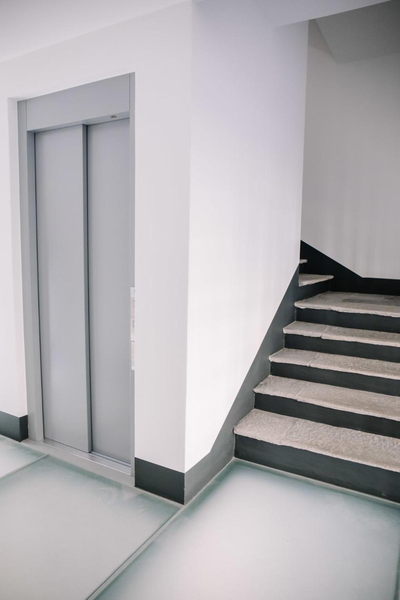 Elegant Beige Apartment - 5 Minutes From The Lake Como Bagian luar foto