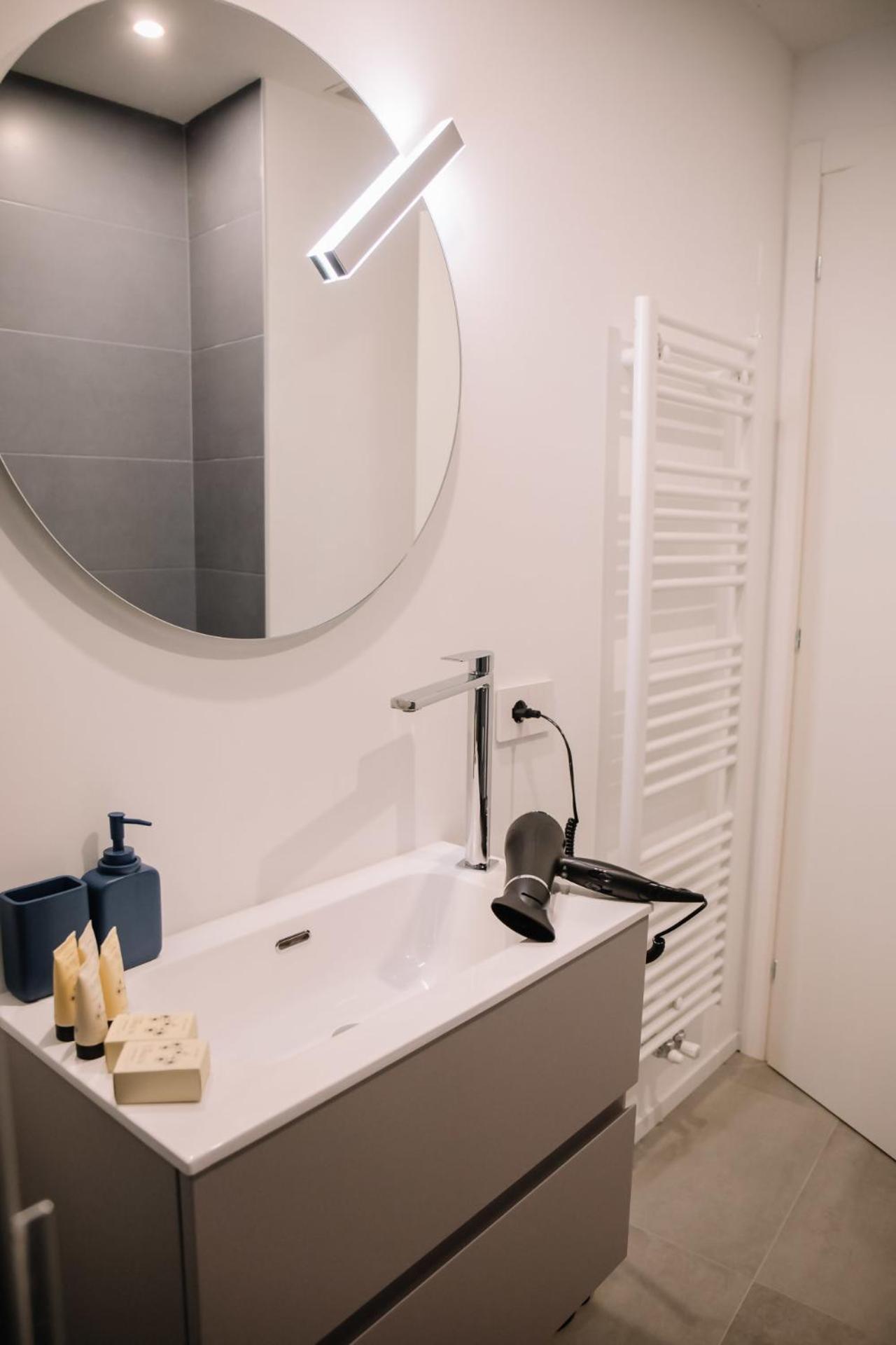 Elegant Beige Apartment - 5 Minutes From The Lake Como Bagian luar foto