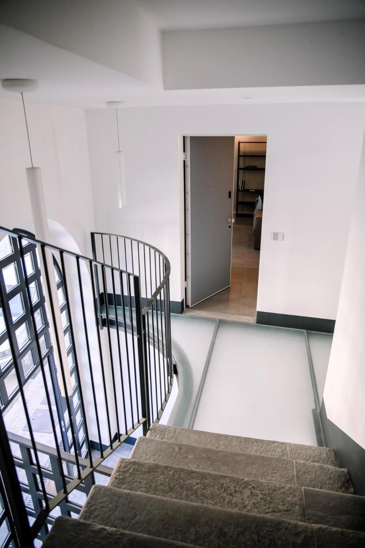 Elegant Beige Apartment - 5 Minutes From The Lake Como Bagian luar foto