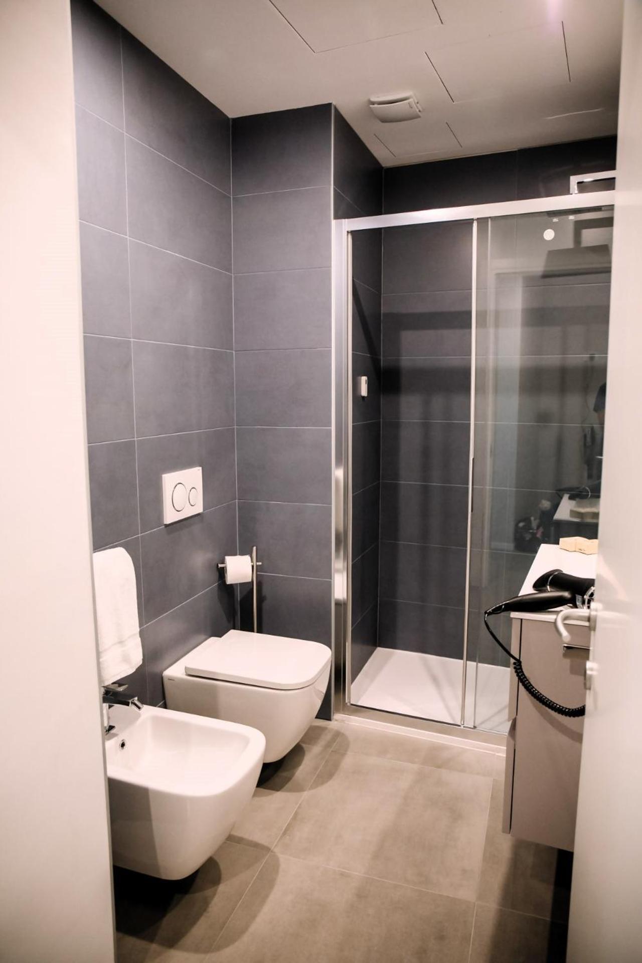 Elegant Beige Apartment - 5 Minutes From The Lake Como Bagian luar foto