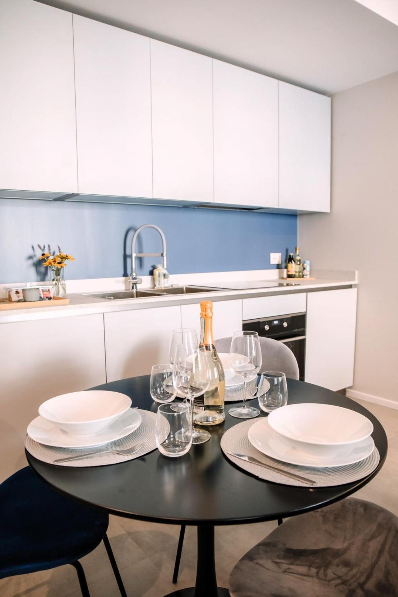 Elegant Beige Apartment - 5 Minutes From The Lake Como Bagian luar foto